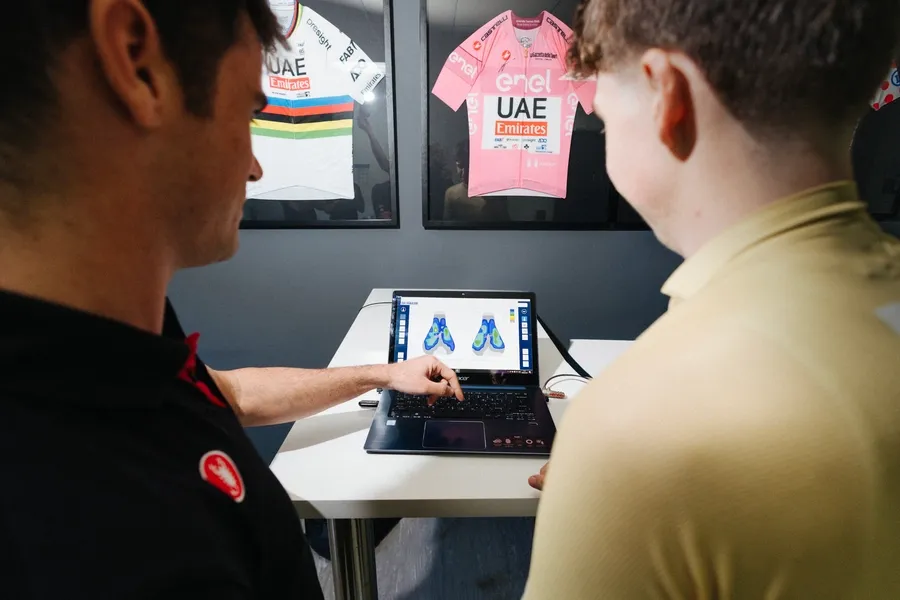 Reece McDonald explaining gebioMized saddle pressure mapping data to a rider during an ErgoFiT session